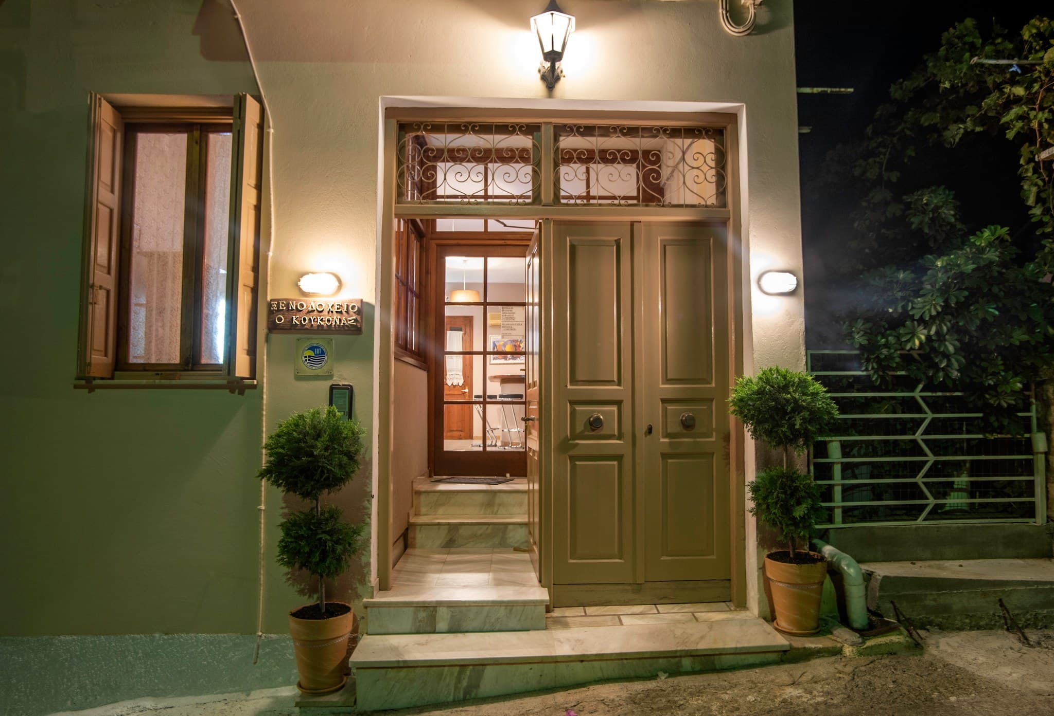 Η φωτισμένη είσοδος του ξενοδοχείου Κούκονας το βράδυ