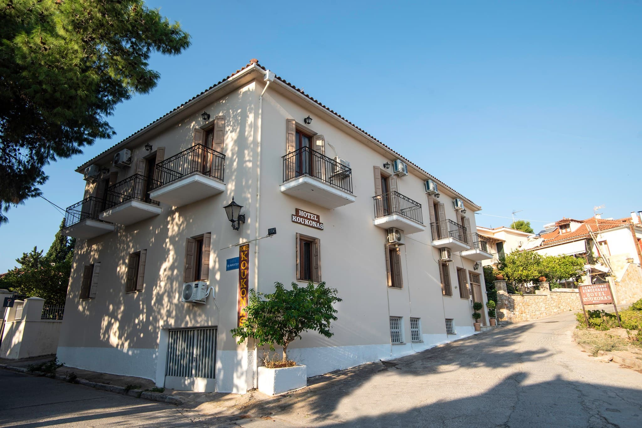 Το ξενοδοχείο Κούκονας από έξω