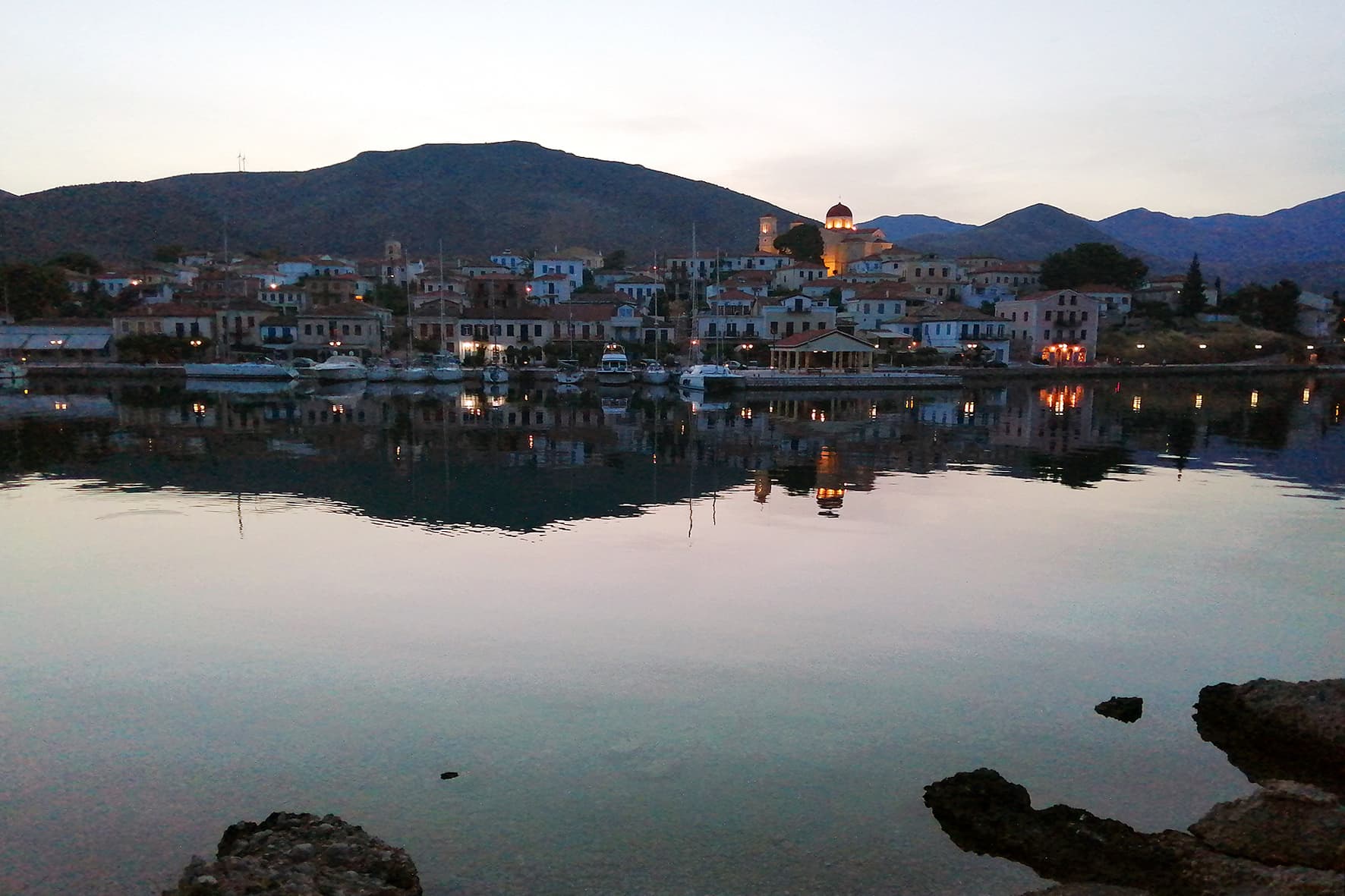 Το λιμάνι το σούρουπο